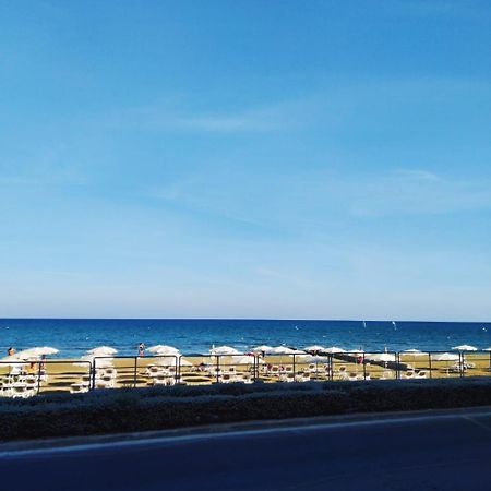 Mackenzie Beach Hotel Larnaca Ngoại thất bức ảnh