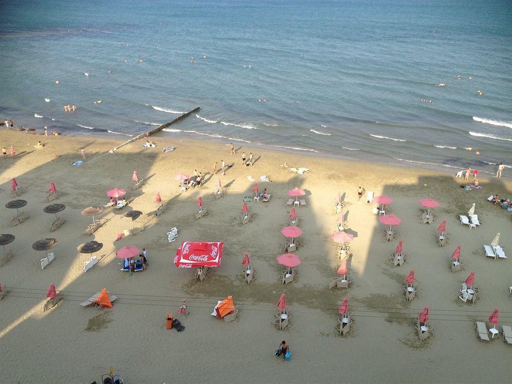 Mackenzie Beach Hotel Larnaca Ngoại thất bức ảnh