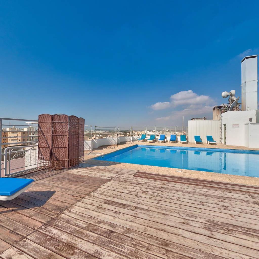 Mackenzie Beach Hotel Larnaca Ngoại thất bức ảnh