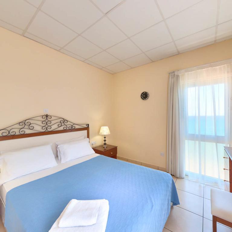 Mackenzie Beach Hotel Larnaca Ngoại thất bức ảnh