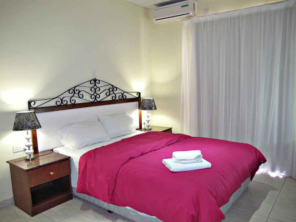 Mackenzie Beach Hotel Larnaca Ngoại thất bức ảnh