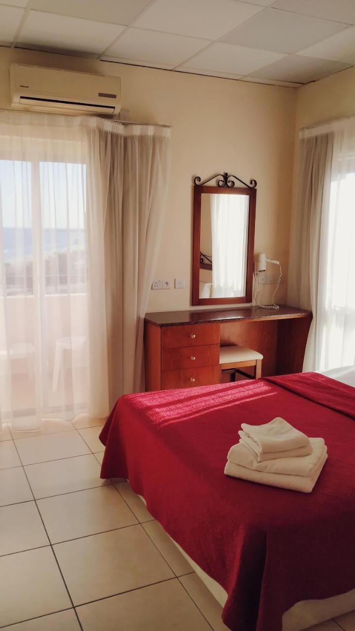 Mackenzie Beach Hotel Larnaca Ngoại thất bức ảnh