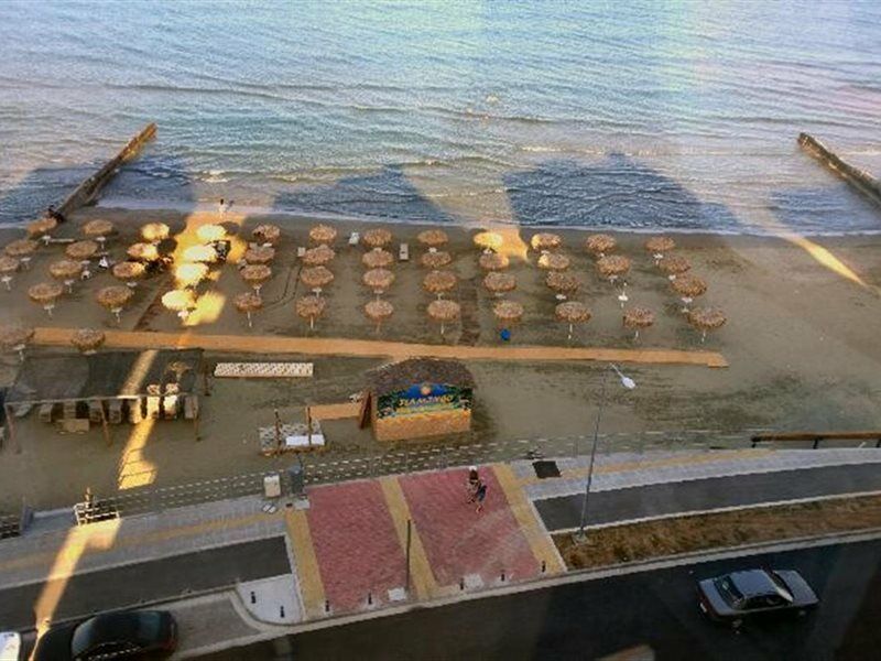 Mackenzie Beach Hotel Larnaca Ngoại thất bức ảnh