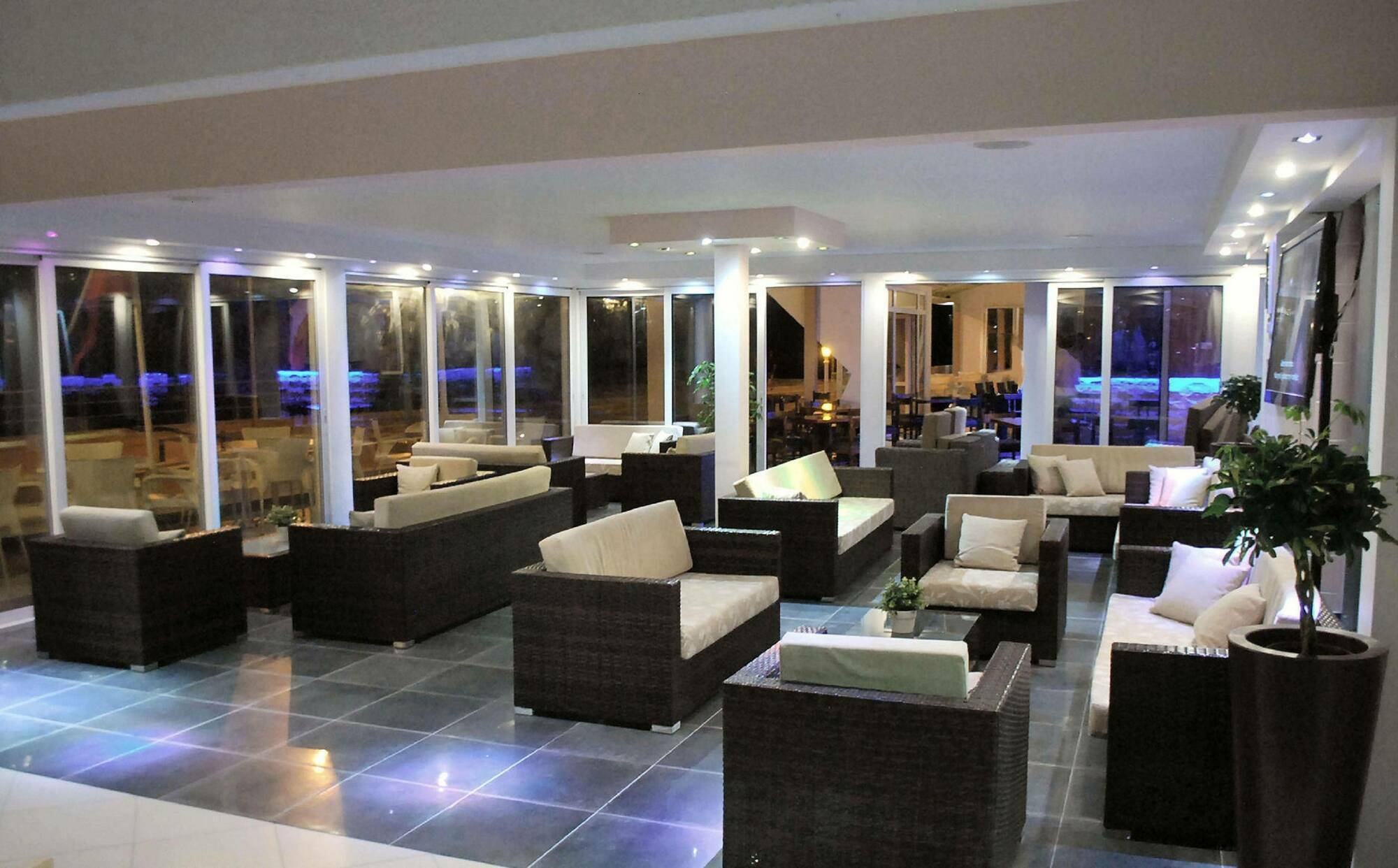 Mackenzie Beach Hotel Larnaca Ngoại thất bức ảnh